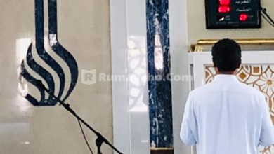 Adakah Anjuran Memanjangkan Takbir Intiqal Saat Shalat?