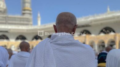 Ada dua cara tahallul ketika haji dalam tahallul awal dan ketika selesai umrah, yaitu cukur botak ataukah cukur pendek. Keduanya sama-sama dibolehkan, tetapi cukur botak lebih besar pahalanya.