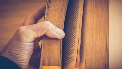 Tulisan ini mengupas makna kesetiaan dalam Islam, menekankan pentingnya komitmen, kejujuran, dan tanggung jawab melalui dalil Al-Qur'an dan hadits, serta penerapannya dalam hubungan, persahabatan, keluarga, pekerjaan, dan prinsip hidup.