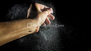 Mengusap Debu Ketika Shalat