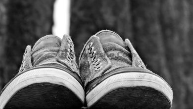 Hukum Memakai Sepatu Sambil Berdiri
