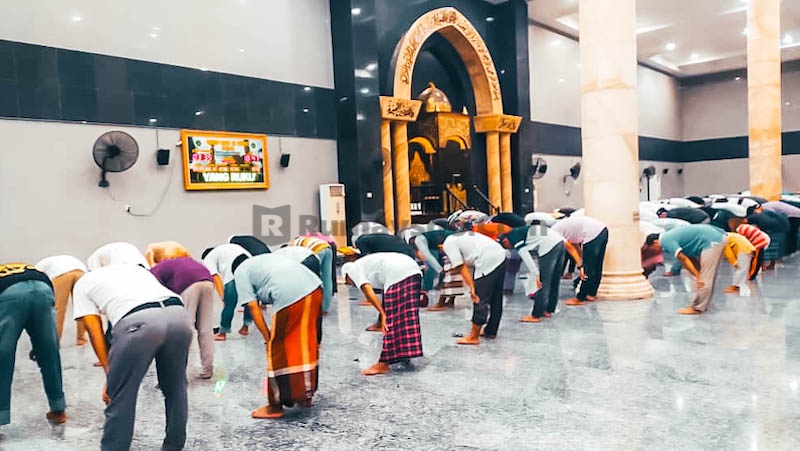 shalat berjamaah jarak satu meter
