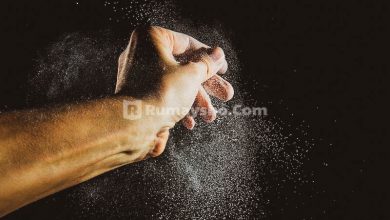 Baiknya tidak mengusap debu di tempat sujud saat shalat karena itu akan mengurangi kekhusyukan kecuali ada hajat atau kebutuhan.