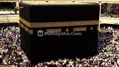 Shalat berjamaah waluapun hanya berdua lebih utama daripada shalat sendirian. Hal ini terkhusus bagi pria.