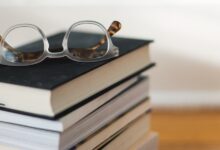 Surah Al-Kahfi memiliki keutamaan besar, termasuk sebagai perlindungan dari fitnah Dajjal. Ayat-ayat awalnya mengajarkan tentang tauhid, keistimewaan Al-Qur’an, dan kabar gembira bagi orang beriman. Artikel ini akan membahas tafsir ayat-ayat tersebut berdasarkan penjelasan ulama untuk mengambil pelajaran berharga.