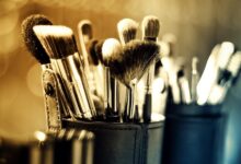 Islam melarang berbagai tindakan yang mengubah ciptaan Allah demi kecantikan, seperti mencabut alis, membuat tato, dan merenggangkan gigi. Perbuatan ini termasuk dosa besar dan pelakunya dilaknat dalam hadits-hadits shahih. Namun, syariat memberi pengecualian jika dilakukan untuk pengobatan atau menghilangkan cacat.